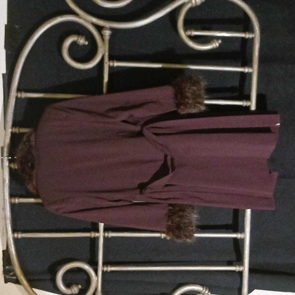 Anna Huling, knee-length maroon overcoat with faux fur lapels and sleeve cuffs - Picture 6 of 15